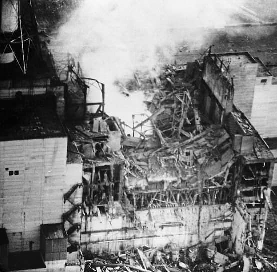 26 апреля 1986 года на Украине произошла крупнейшая за всю историю атомной энергетики авария — как по числу погибших и пострадавших, так и по экономическому ущербу. Разрушение четвертого реактора Чернобыльской АЭС, причиной которого стало грубое нарушение правил эксплуатации, привело к выбросу в окружающую среду более ста тонн горящего урана 