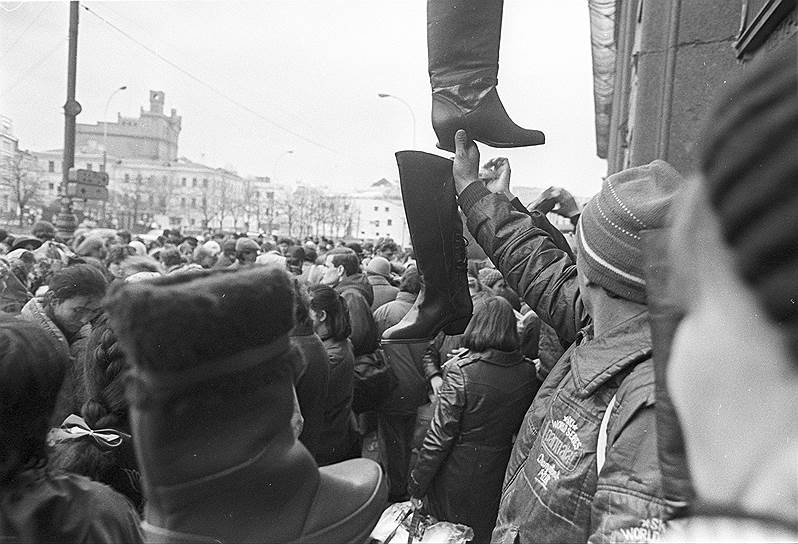 В начале 1990-х центром торговли стала площадь (на фото) у магазина «Детский мир». По привычке многие первое время продолжали торговать из-под полы, опасаясь милиции