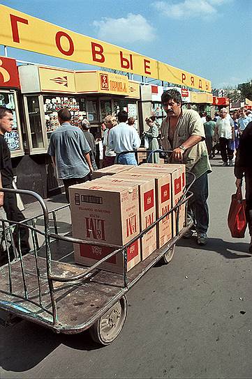 Сигареты были одним из самых дорогих товаров, и многие покупали их поштучно. Скупщики же покупали их блоками и перевозили в маленькие города для перепродажи