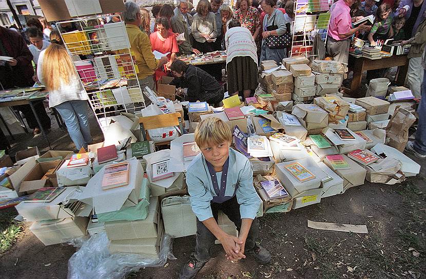 Книгами торговали в переходах метро, раскладывая их прямо на картонках. Чаще всего торговцами были бывшие букинисты и книжники. Позже стали появляться крытые лотки, которые собирались утром и разбирались по окончании торговли