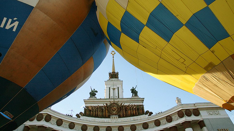 Начало старта международного спортивного перелета тепловых аэростатов Россия&mdash;Украина. Мероприятие прошло в рамках года России на Украине и было приурочено к 100-летию авиации и 200-летию со дня первого официального подъема аэростата в России 
