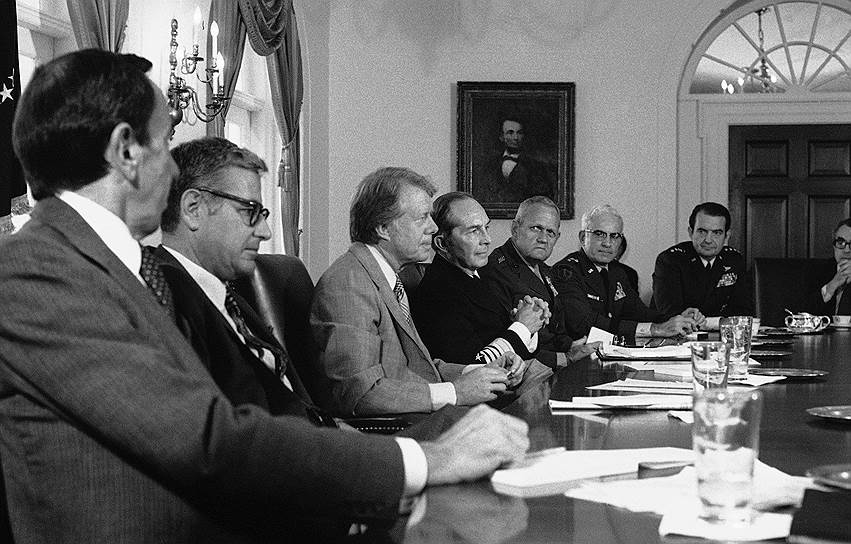 В 1977 году между США и Панамой были подписаны соглашения, по которым контроль над каналом, включающий вопросы управления им, охраны и обороны, передавался Панаме постепенно На фото третий слева: президент США Джимми Картер