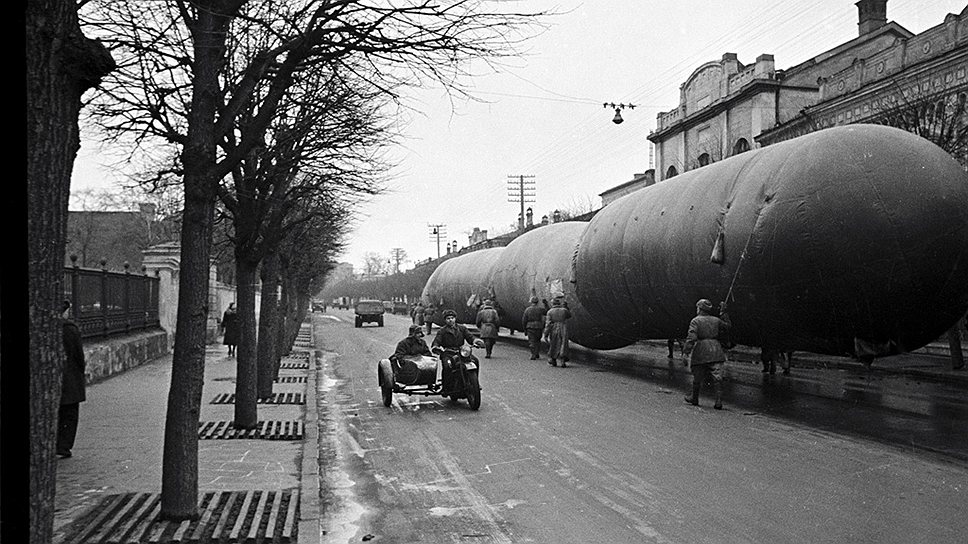 Во время Второй мировой войны аэростаты стали применять для защиты городов, военных объектов и т. д. Аэростаты заграждения использовались для того, чтобы повреждать самолеты при столкновении с тросами, оболочками или подвешиваемыми на тросах зарядами взрывчатого вещества. Кроме того, наличие аэростатов заставляло вражеские самолеты летать на больших высотах и затрудняло прицельное бомбометание с пикирования 