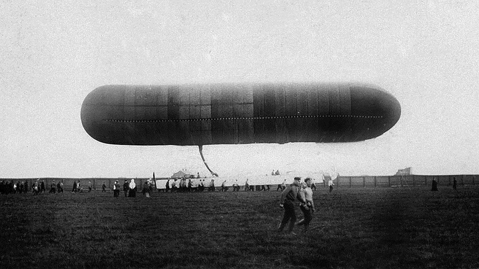 Первый дирижабль царской России «Учебный» был построен в 1908 году. Объем его оболочки составлял 2 тыс. куб. м, длина — 40 м, диаметр 6,6 м, при этом он мог развить скорость до 21 км/ч 