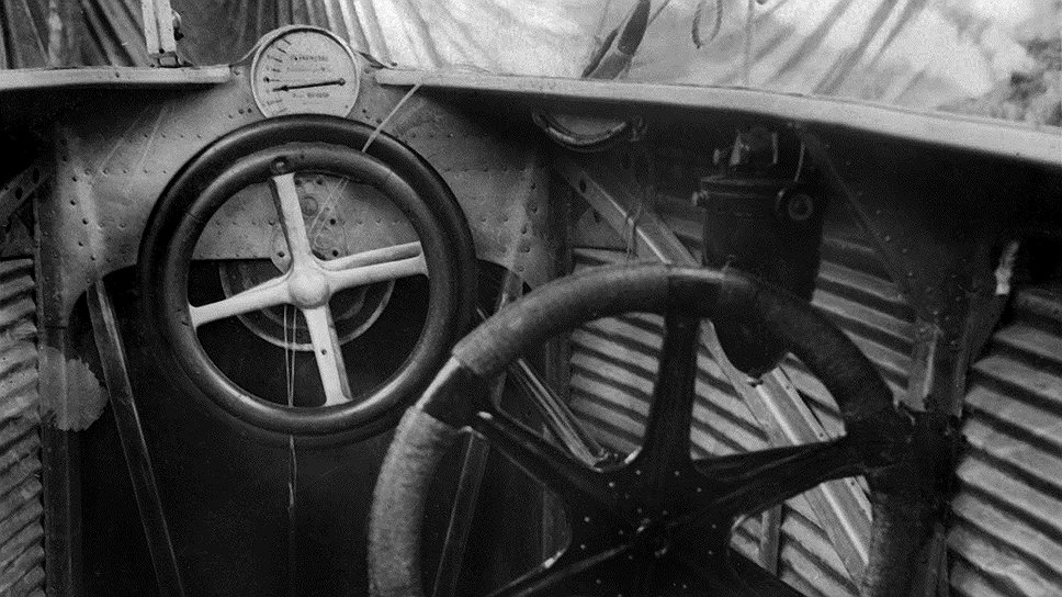Штурвалы управления дирижабля «Комсомольская правда» («СССР-В4»). Сбор средств на строительство дирижабля был организован газетой «Комсомольская правда», поэтому аэростат и получил такое название. «Комсомольская правда» создавалась на основе чертежей своего предшественника — дирижабля «Московский химик-резинщик» 