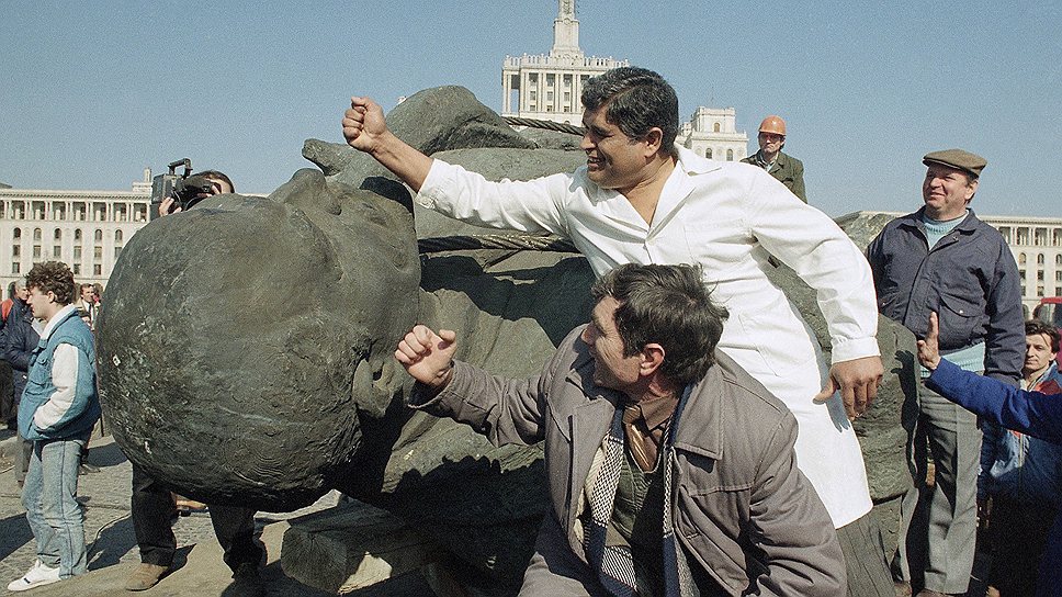 Памятник Ленину, установленный в Бухаресте, был снесен в 1990 году и являлся копией статуи, установленной перед зданием МГУ в Москве. Однако затем памятник вернули, но без головы. Авторство обновленной скульптуры приписывают Костину Ионицэ, румынскому художнику, который, комментируя свою творческую мысль, просто сказал, что румыны устали от политических лидеров любых мастей и новый памятник посвящен именно этому.
