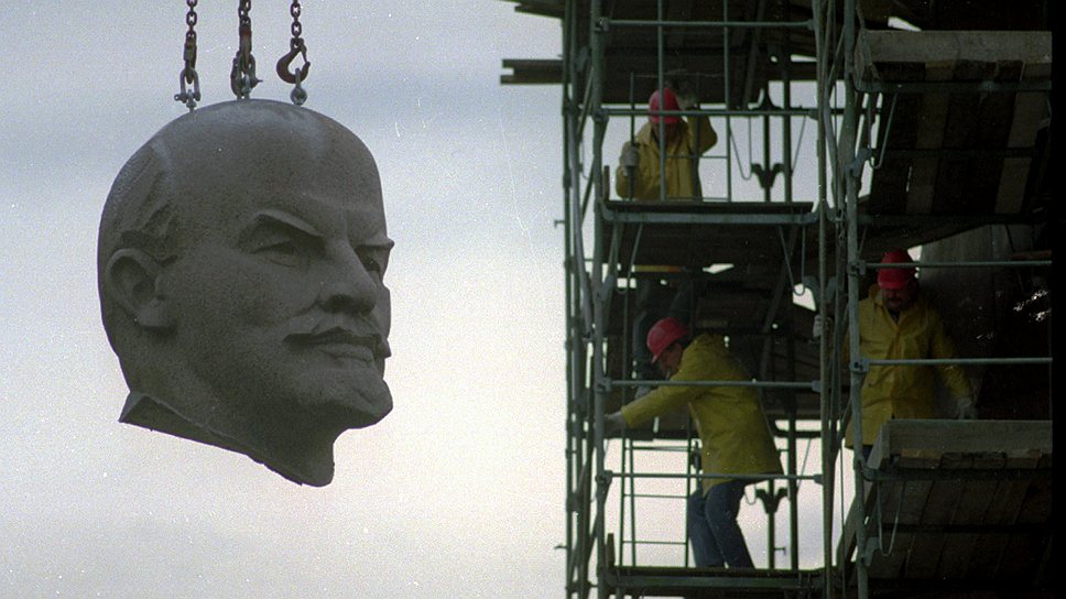19-метровый памятник Ленину был снесен в Берлине в 1991 году, простояв на площади Объединенных Наций 21 год. Вскоре после падения Берлинской стены памятник исключили из списка охраняемых законом. Некоторые местные жители выступали против сноса монумента, но это не помешало начать его демонтаж, на который из городской казны было выделено 250 тыс. марок. Статую распилили на 129 частей, вывезли из города и закопали. На сегодняшний день немецкие власти решили создать музей некогда снесенных статуй, центральным экспонатом в котором станет голова этого самого памятника Ленину