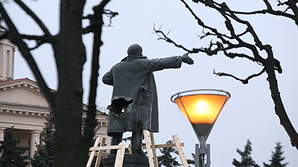 Памятник Ленину у Финляндского вокзала был испорчен 1 апреля 2009 года. Ответственность за акцию вандализма взяла на себя профашистская организация. Его восстановление велось до 2013 года