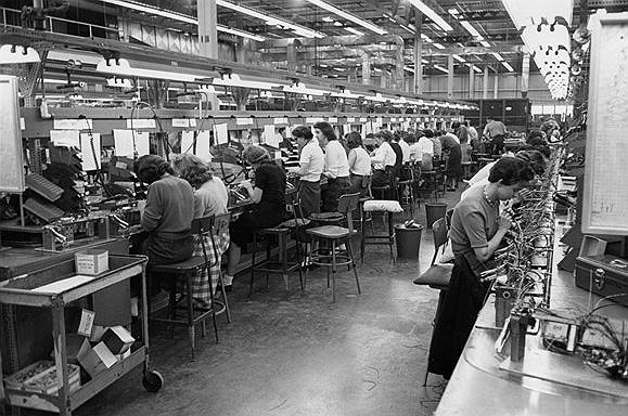 Один из вышеописанных случаев: в 1953 году американская корпорация General Electric объявила об увольнении всех сотрудников-коммунистов  