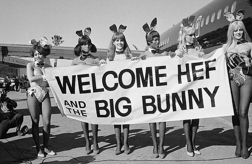 В феврале 1960 году в Чикаго открылся первый клуб Playboy, главной изюминкой которого были «девушки Банни», носившие облегающий боди, заячьи ушки и пушистый хвост, что придавало заведению особую атмосферу 