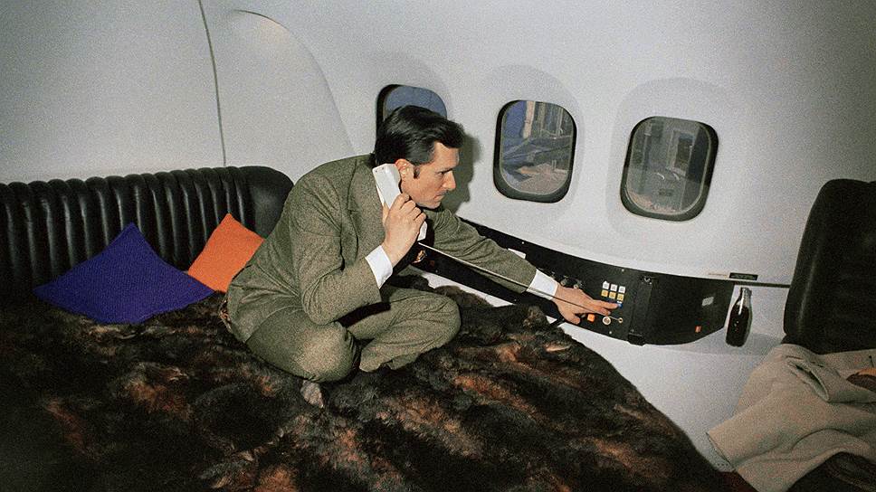 Хью Хефнер придумал помещать на развернутом внутреннем вкладыше журнала фотографию красивой обнаженной девушки. Модель, представленную на развороте, называли Playmate (подружка плейбоя). В настоящее время в качестве приза Playmate месяца получает $25 тыс., а Playmate года — $100 тыс., а также автомобиль и мотоцикл. Для журнала позировали такие знаменитости, как Элизабет Тейлор, Синди Кроуфорд, Памела Андерсон, Данни Миноуг и многие другие  