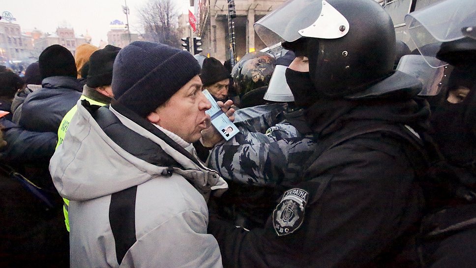Очевидец с Майдана Незалежности в 10 утра передавал: «Насчет количества людей очень сложно сказать. Два часа назад было где-то 15 тыс. Сейчас народ постоянно подходит. Судя по всему, скоро не мы будем в окружении, а "Беркут"».