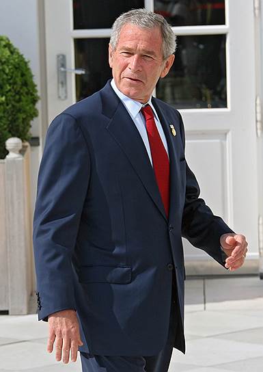 Джордж Буш-младший (р. в 1946 г.), президент США в 2001 - 2009 годах. Упомянут 26 апреля 2007 года «В перспективе речь могла бы идти о создании мировой библиотеки на основе цифровых технологий, которая послужила бы базой для крупного международного гуманитарного проекта, направленного на сохранение культуры и истории народов мира. Эту тему мы совсем недавно обсуждали по телефону с президентом Соединенных Штатов Америки Джорджем Бушем и были едины в том, что такой проект заслуживает политической поддержки на самом высоком уровне»