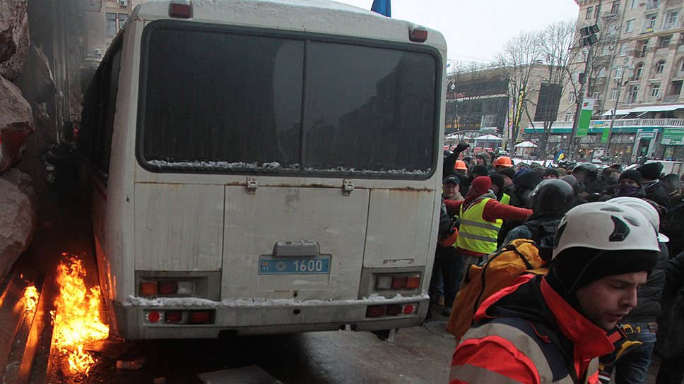 В 12 часов после нескольких неудавшихся попыток штурма бойцы «Беркута» и внутренние войска отступили от баррикады на Майдане Незалежности со стороны улицы Михайловской в Киеве. Демонстранты начали укреплять нарушенные в ходе штурма сооружения