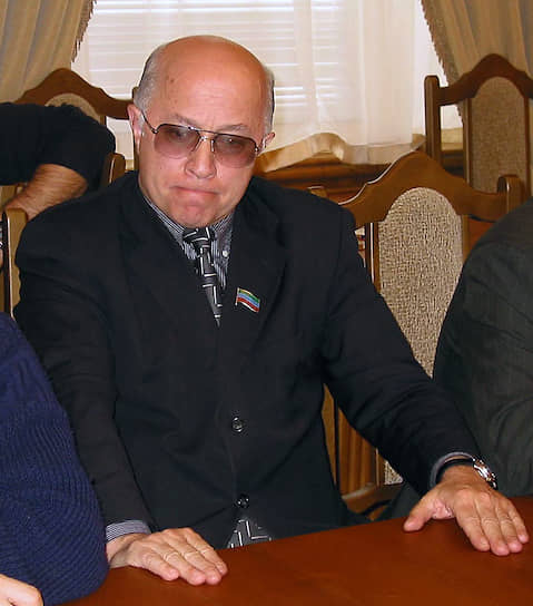 21 марта 2008 года в Махачкале был убит председатель ГТРК «Дагестан» Гаджи Абашилов. В июне того же года в Ессентуках были задержаны Руслан Гитиномагомедов и Эльчин Гасанов, которым, по официальной версии, «не установленные следствием лица» заказали убийство. В 2009 и 2010 годах Верховный суд республики дважды возвращал дело на доследование. В августе 2010 года обвиняемые были выпущены под подписку о невыезде. В 2011 году их уголовное преследование было прекращено «за непричастностью к совершенному преступлению»