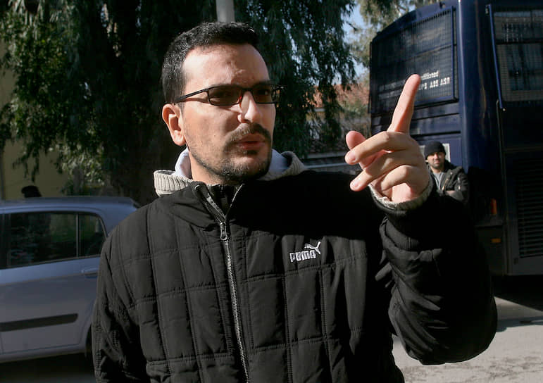 Убийство греческого журналиста Сократиса Гиолиаса произошло 19 июля 2010 года. Автора нескольких громких журналистских расследований расстреляли на пороге собственного дома. Виновные так и не были найдены