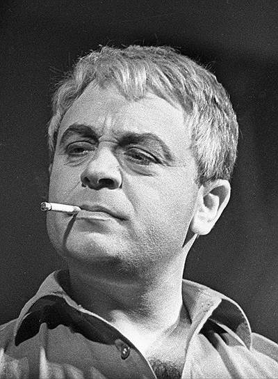 «А один генерал-майор меня как-то даже спросил: “А вы сами не служили в гестапо?” Я ему ответил: “У вас такая работа и такое звание, что вы должны лучше меня знать это”. Может быть, что-то сработало на генетическом уровне... Я ведь из семьи чекистов. Мой отец был майором НКВД и в 1937 году был сослан на 10 лет»   Леонид Броневой родился 17 декабря 1928 года в Киеве. В детстве он учился игре на скрипке у профессора Давида Бертье. Отец — Соломон Броневой — работал в органах госбезопасности, а в 1937 году был арестован по обвинению в измене родине (отпущен в 1954 году) 