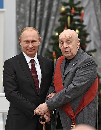 «Климат, как и человека, не изменишь. А мне он нравится. И нынешняя политика все же лучше, чем совдепия. В экономике — второй НЭП, и дай ему Бог здоровья!»   На фото: Леонид Броневой (слева — президент России Владимир Путин) стал полным кавалером Ордена «За заслуги перед Отечеством», 2014 год 