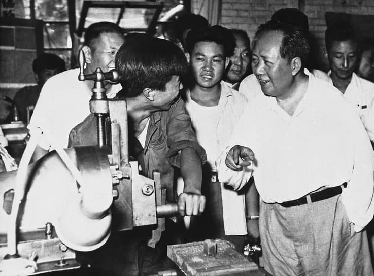 Победы коммунисты смогли добиться лишь в 1949 году. Мао Цзэдун провозгласил в Пекине создание Китайской Народной Республики, лидером которой он оставался до конца жизни, возглавляя при этом китайскую компартию. В первые годы после победы в гражданской войне Мао Цзэдун уделил особое внимание аграрной реформе и развитию тяжелой промышленности. Китайский лидер возлагал большие надежды на экономическую и техническую помощь СССР