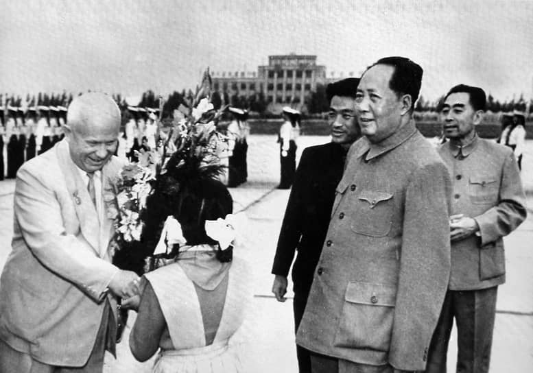 «Мао с Хрущевым не сошлись характерами. Не нравились друг другу, и все тут. Хрущева, например, чуть не выворачивало, когда Мао во время бесед пальцами вынимал из чашки распаренные чайные листы и с удовольствием их жевал. Мы знали, что Мао в узком кругу называет Хрущева идиотом. А Хрущев сначала втихую, а затем во всеуслышание называл Мао "старой калошей"», — вспоминал советский дипломат Андрей Дубровский