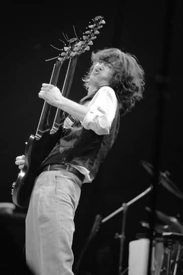 Песня «Stairway to Heaven» 1971 года выпуска стала исторической вехой в истории группы и одной из самых известных рок-песен всех времен. На концертах Джимми Пейдж исполнял ее на гитаре с двумя грифами