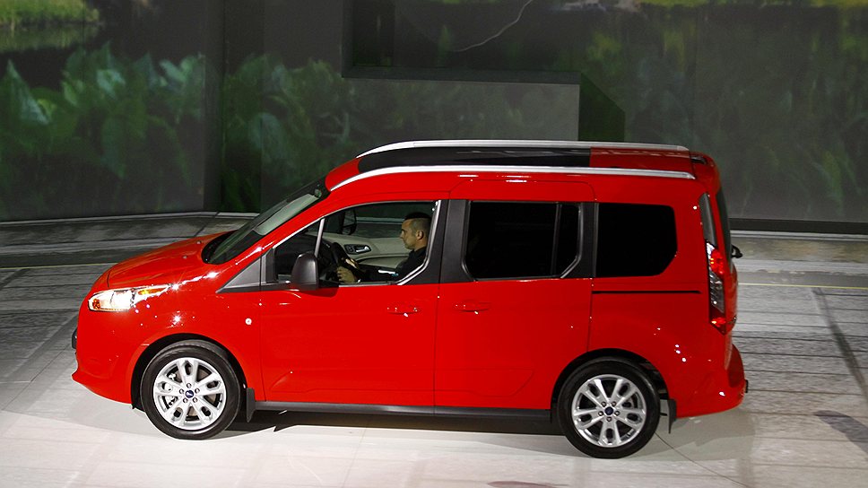 Новый Ford Transit Connect удивит покупателей низким расходом топлива в 7,8 л. на 100 км при движении по шоссе. В базе идет 4-цилиндровый 2,5-литровый двигатель, но максимальная экономия достигается на 1,6-литровом моторе. Оба двигателя работают в паре с 6-ступенчатой АКПП. Продажи в США стартуют в конце года