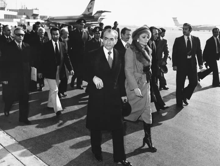 16 января 1979 года Мохаммед Реза Пехлеви (на фото) был вынужден покинуть Иран, передав власть в стране премьер-министру Шапуру Бахтияру. Премьер распустил САВАК, освободил политзаключенных, а также пообещал в ближайшее время провести в Иране свободные выборы 