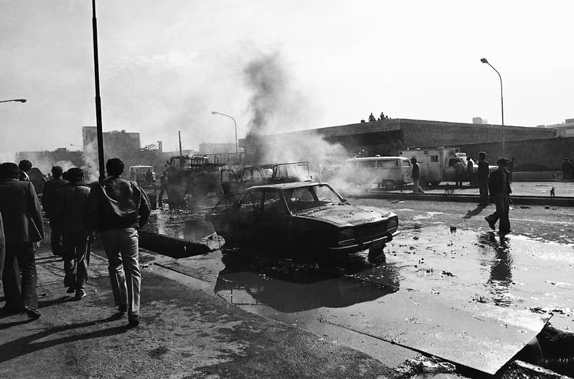 В стране был проведен референдум, в результате которого 1 апреля 1979 года была провозглашена Исламская республика Иран. В декабре того же года была принята новая конституция, в которой было оговорено, что высшая власть в республике принадлежит духовенству в лице имама Хомейни, а гражданскую и политическую власть осуществляют президент, меджлис (парламент) и премьер 