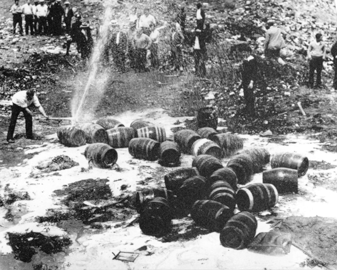 В начале 1920-х годов в США был введен сухой закон. В связи с этим во многих городах появился процветавший подпольный рынок спиртного — алкоголь тайком перевозили из Канады курьеры-бутлегеры или гнали на месте, продавая втридорога в тайных салунах 