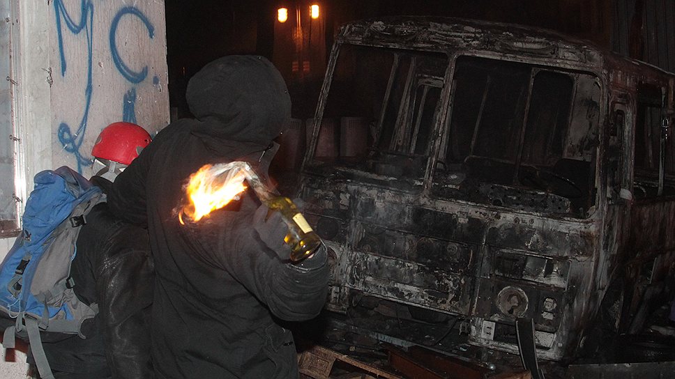 Беспорядки в Киеве: сожженные автобусы, водометы, светошумовые гранаты, резиновые пули