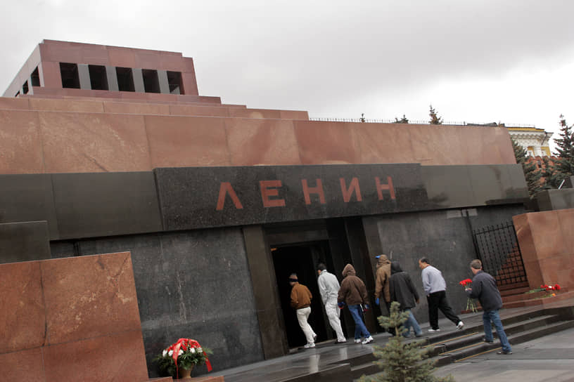 Замысел создания Мавзолея нес в себе идеи не только христианской, но и более древней традиции — обычай бальзамировать правителей отсылает к Древнему Египту, а само сооружение напоминает вавилонский зиккурат. Первый, деревянный Мавзолей, был возведен ко дню похорон Ленина и позже был два раза переделан и усовершенствован до современной версии