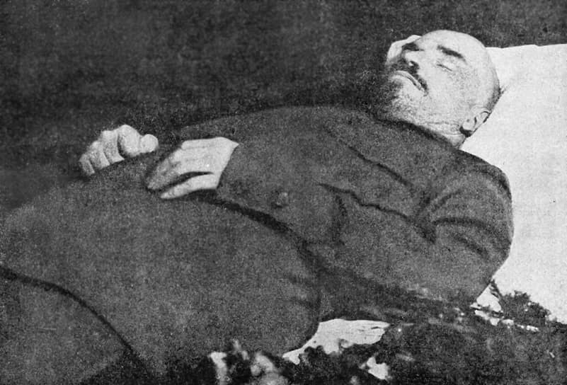 Согласно советской историографии, идея не захоронить тело Ленина, а сохранить его и поместить в саркофаг возникла в среде рабочих и рядовых членов большевистской партии, которые направили многочисленные телеграммы и письма об этом руководству Советской России, а официально это предложение озвучил Михаил Калинин. Большинство же постсоветских историков полагает, что автор этой идеи — Иосиф Сталин, а ее корни — в желании большевиков создать новую религию для победившего пролетариата