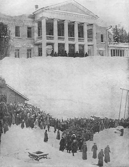 Владимир Ленин скончался в возрасте 53 лет 21 января 1924 года в усадьбе Горки Подольского уезда Московской губернии. Он тяжело болел с мая 1922 года — предположительно, болезнь была вызвана сильной перегруженностью и последствиями покушения 30 августа 1918 года