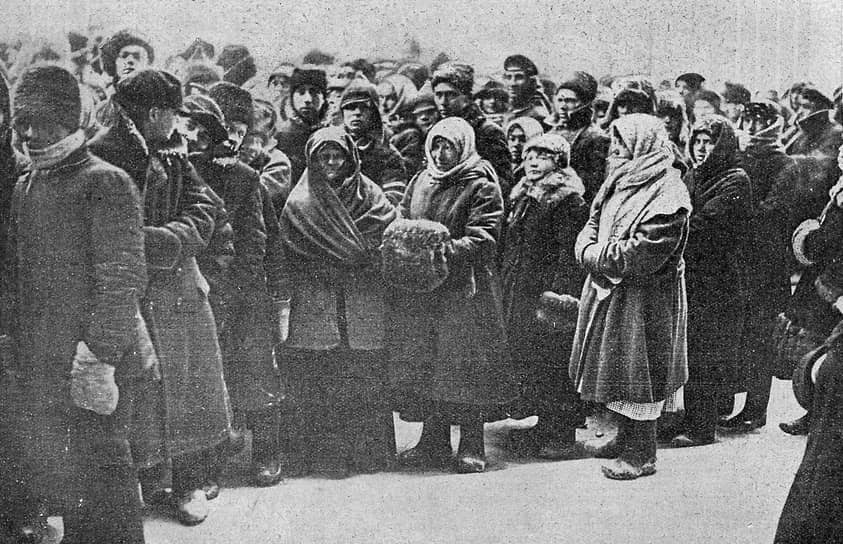 По данным ОГПУ, во многих церквях страны отслужили молебны о «поминовении новопреставленного раба Божьего Владимира»: в Тверской губернии служили панихиды по Ленину при большом стечении верующих, в Пскове семьи красноармейцев «служили молебны за упокой Ильича в церквах», а в Нижегородской губернии большинство заводов постановили отчислить полдневной заработок на траурные венки вождю