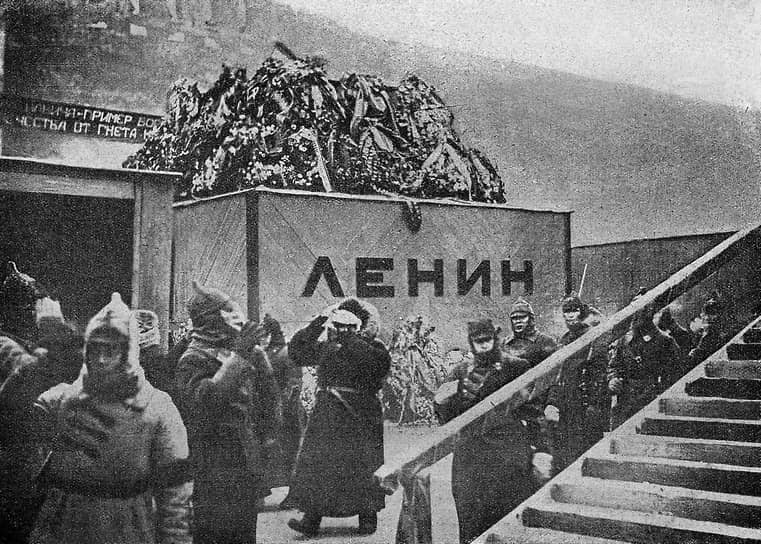 В архивной спецполитсводке ОГПУ, обобщавшей для руководства страны реакцию населения на смерть Ленина и возникшие в связи с этим слухи, были собранны данные из многих губерний: например, в Московской губернии появились слухи о том, что Ленин якобы умер уже шесть месяцев назад и все это время хранился в замороженном виде, в Белоруссии население ожидало раскола в верхах и новой интервенции поляков, а в Тверской губернии появились слухи, что Ленина якобы отравил Троцкий, за то что тот собирался отменить налоги с крестьян и торговцев. В ОГПУ констатировали, что настроение у людей в целом «крайне подавленное» и по стране циркулируют не соответствующие действительности сообщения об арестах одними партийными лидерами других