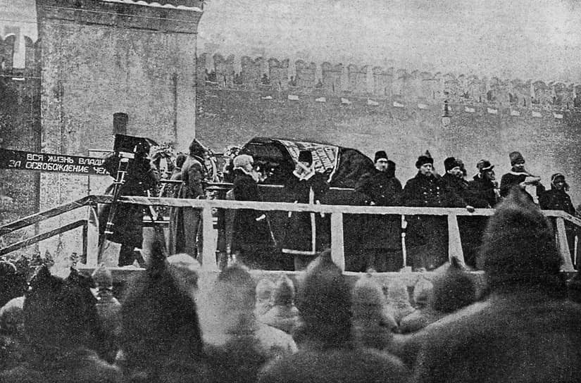 Партия узнала о смерти Ленина на заседании XI съезда советов 21 января 1924 года: новость была сообщена делегатам председателем ВЦИК Михаилом Калининым. В тот же день в стране был объявлен траур, образована комиссия ЦК по организации похорон, большевистские лидеры срочно прибыли в Горки. 22 января первый председатель ОГПУ Феликс Дзержинский написал распоряжение ОГПУ «не поддаваться панике» и сохранять «особую бдительность»