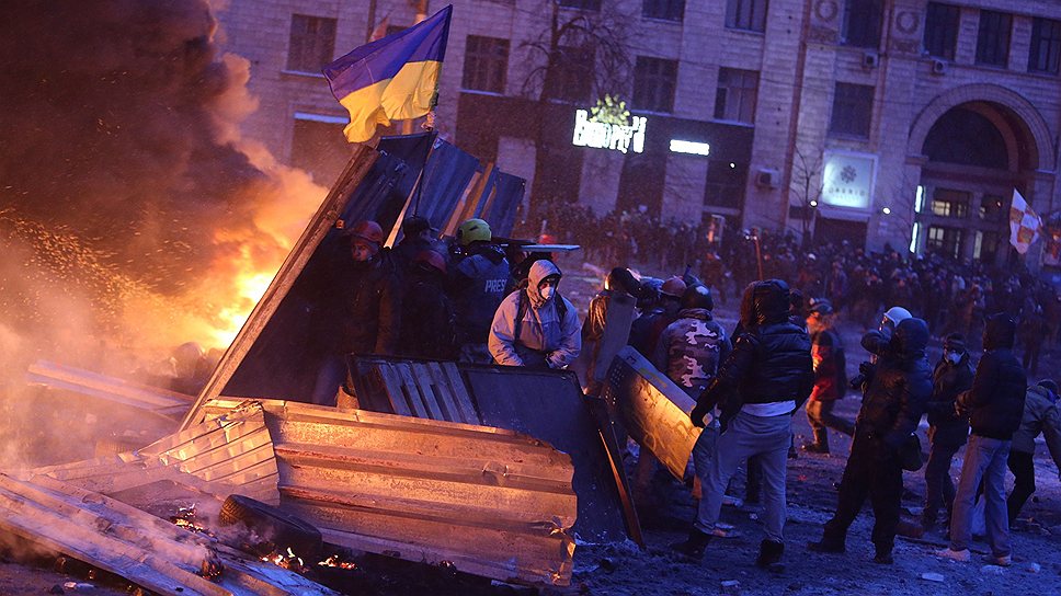 Протестующие на улице Грушевского выстроили новый ряд баррикад из мешков со снегом и песком, которые до этого разрушил «Беркут»