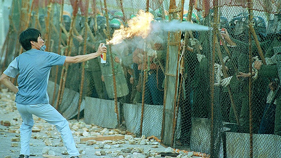 Июнь 1987 года. Студенты Южной Кореи использовали легковоспламеняющиеся баллончики во время антиправительственного протеста в Сеуле