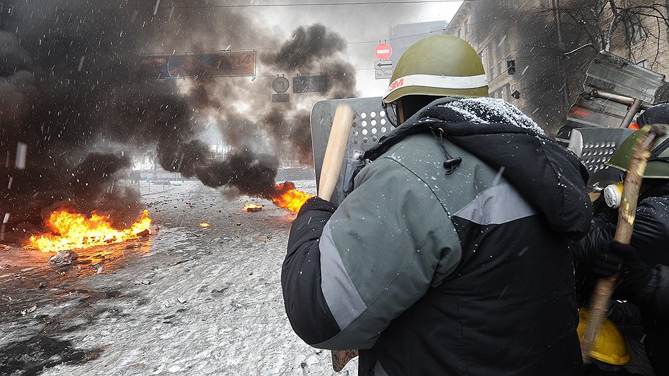 Противоборствующие стороны расположились друг напротив друга на площади перед стадионом «Динамо» на улице Грушевского. Протестующие жгут покрышки и забрасывают камнями милицию, которая стоит кордоном и активных действий не предпринимает