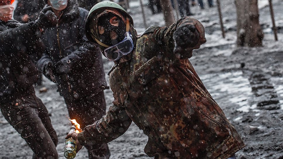 По данным на 19.00 (мск), в акции протеста на улице Грушевского в настоящее время принимают участие примерно 5-7 тыс. человек