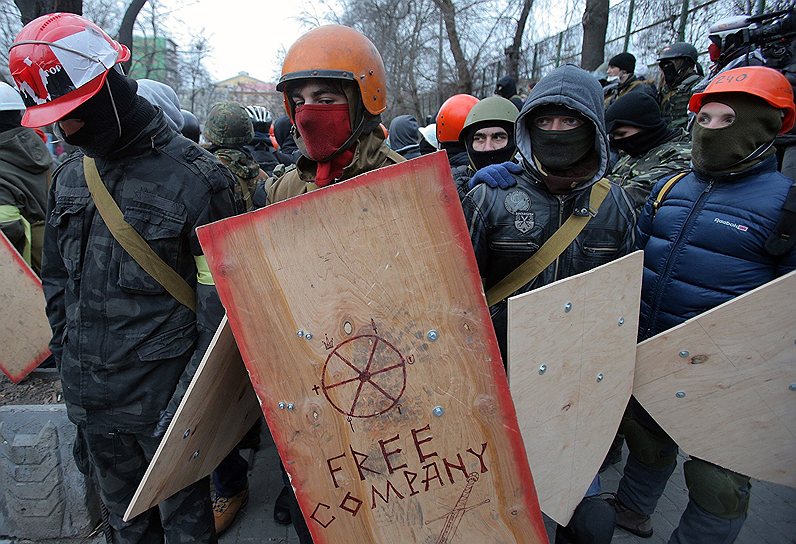 2014 год. Беспорядки в Киеве. Сторонники оппозиции в строительных касках 