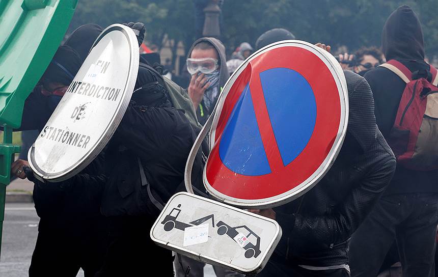 2016 год. Протесты против трудовой реформы в Париже. Демонстранты используют дорожные знаки как щиты 