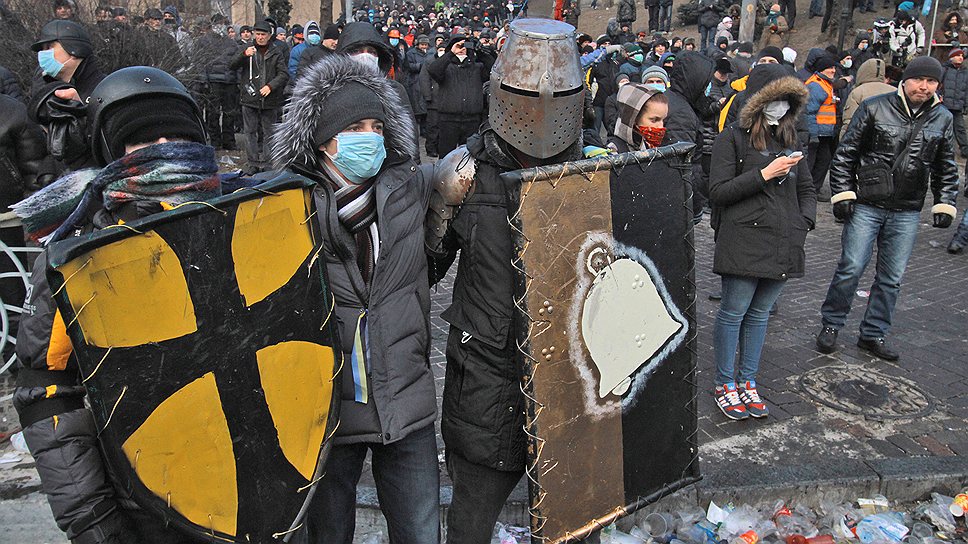 2014 год. Беспорядки в Киеве. Протестующие в респираторах и рыцарских доспехах 