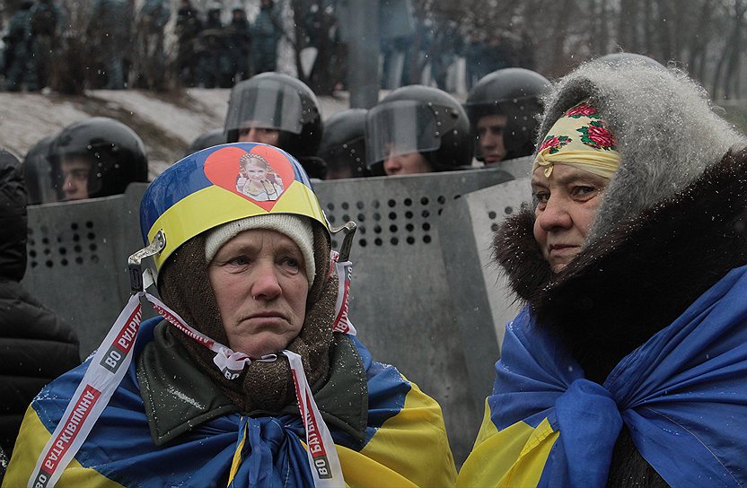 2014 год. Беспорядки в Киеве. Сторонница оппозиции с кастрюлей на голове 