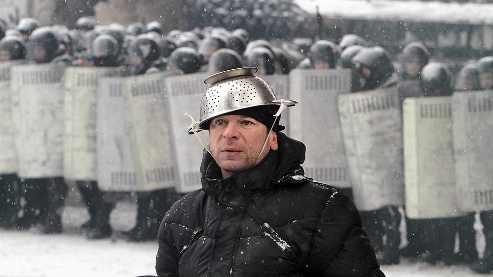 2014 год. Протесты в Киеве. Протестующий с дуршлагом на голове 