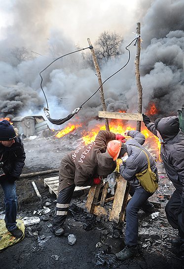 Протестующие и силовики по просьбе лидера оппозиционной партии УДАР Виталия Кличко договорились о «часе тишины» на период до 20:00 (22:00 мск) четверга, когда, по словам политика, он вновь придет к ним и отчитается о результатах переговоров лидеров оппозиции с президентом Украины Виктором Януковичем 