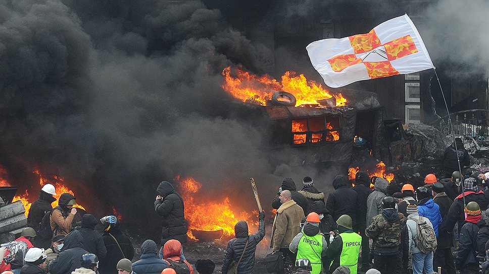 После сообщения о перемирии до вечера удалось, наконец, потушить горевшие на площади перед стадионом «Динамо» на улице Грушевского покрышки 