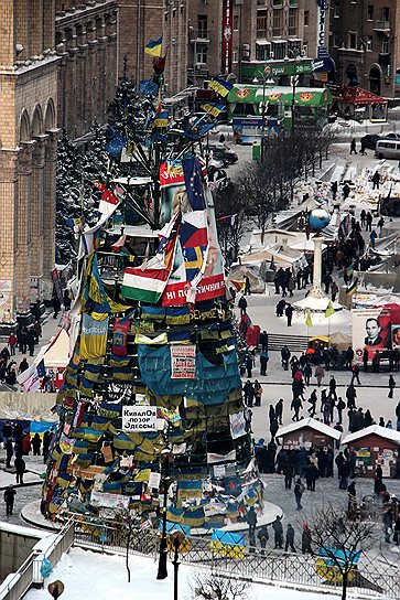 На Майдане периодически проходят тренировки в разных углах у зданий. Парни тренируются, чтобы дать отпор "Беркуту" в случае штурма. Обычно собирается человек 20-30, они становятся друг напротив друга, имитируя противника 