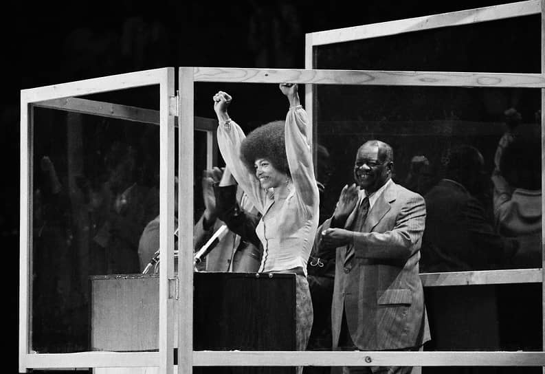 Анджелу Дэвис избрали членом ЦК компартии США, а в 1980 и 1984 годах она баллотировалась на пост вице-президента страны вместе с главой партии Гэсом Холлом 