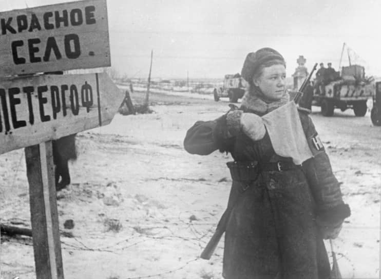 Неотъемлемой частью быта ленинградцев стала добыча топлива: в жилых квартирах использовались в основном печки-буржуйки, которые топились всем, что можно было сжечь. В городе тем временем перестал работать электротранспорт Из блокадного дневника Лены Мухиной: «Вчера мы с мамой сидели у потухнувшей печки, тесно прижавшись друг к другу. Нам было так хорошо, из печки нас обдавало теплом, желудки наши были сыты. Мы мечтали о нашей будущей жизни. О том, что мы будем готовить на обед»